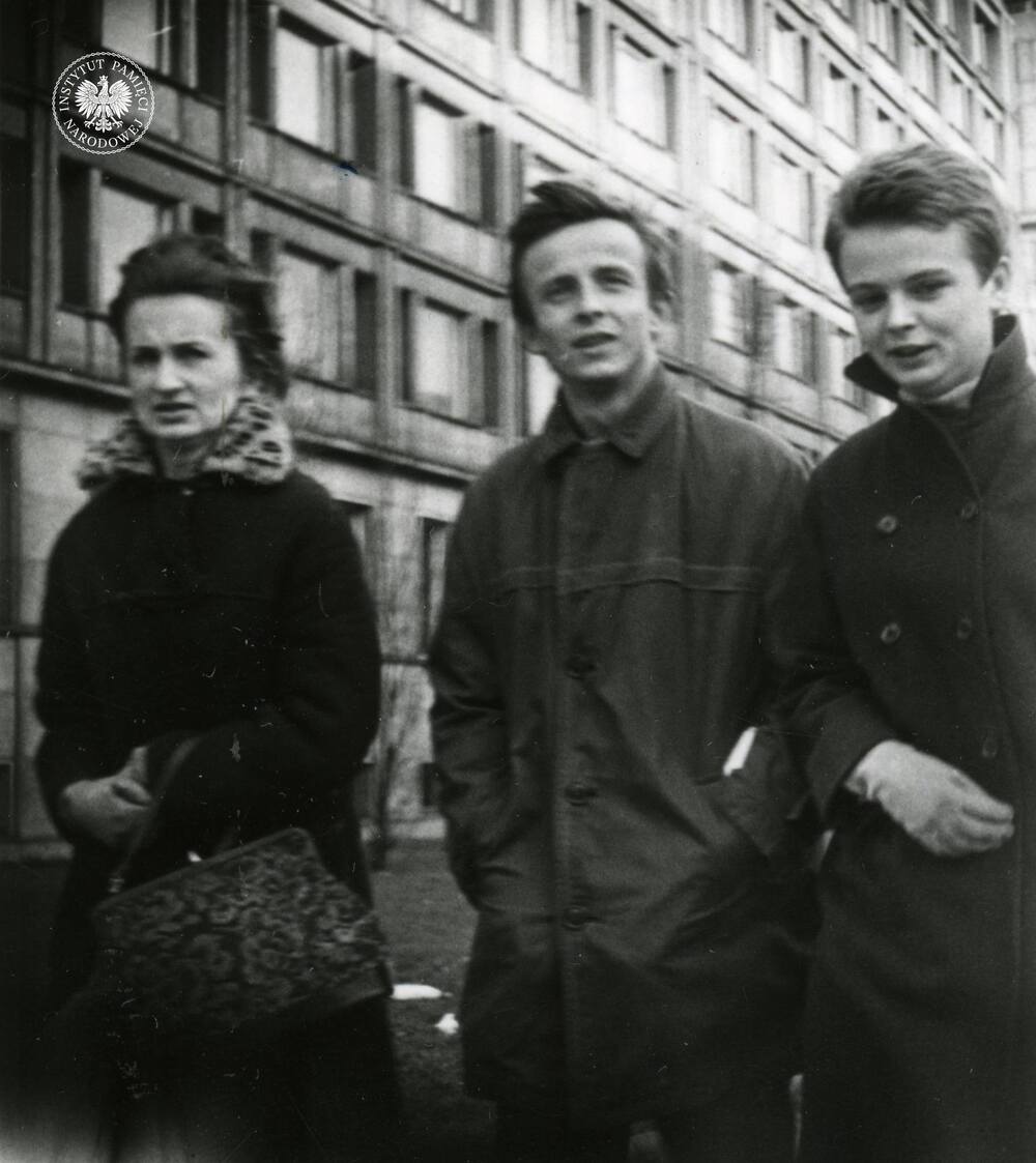 Od lewej: Urszula Sikorska „Czarna”, Jan Krzysztof Kelus, Julita Ewa Jezierska „Drobna”, Warszawa (prawdopodobnie ul. Krucza róg ul. Wspólnej), 10 IV 1968 r. (fot. z zasobu IPN)