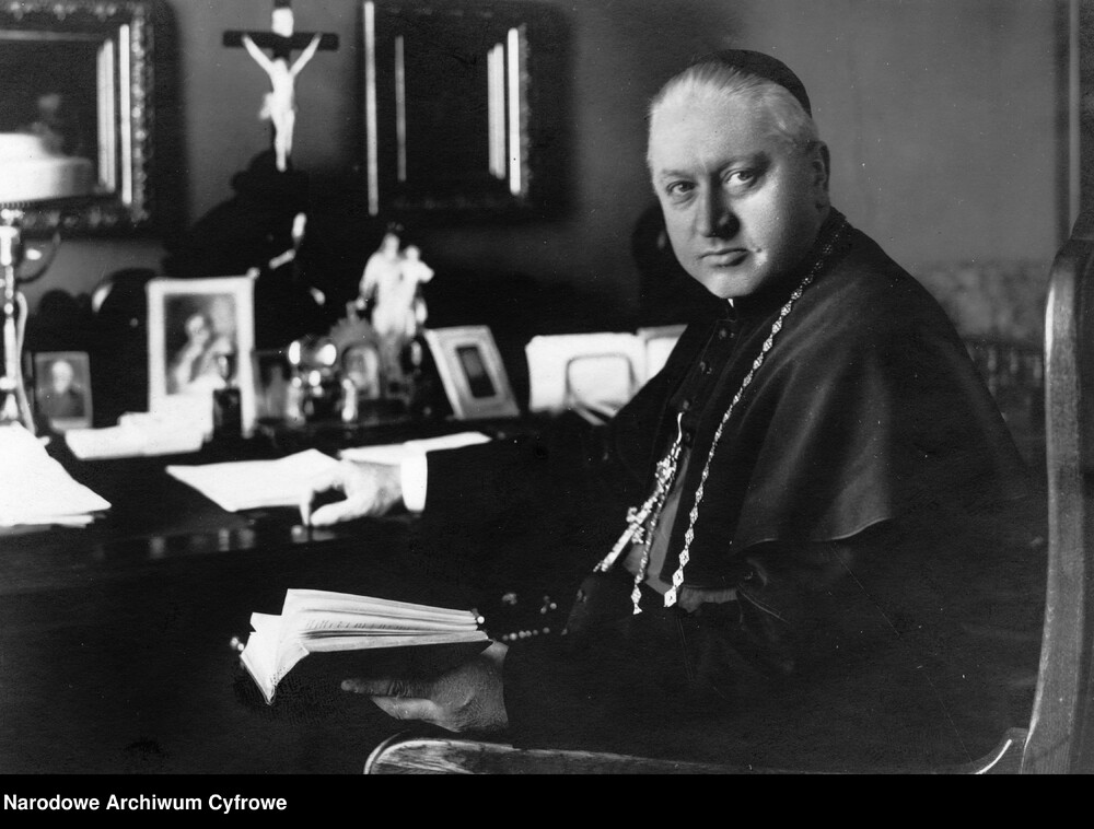 August Hlond - arcybiskup metropolita gnieźnieński, kardynał, Prymas Polski przy pracy w swoim gabinecie w mieszkaniu na Ostrowiu Tumskim. Fotografia sytuacyjna. Fot. NAC