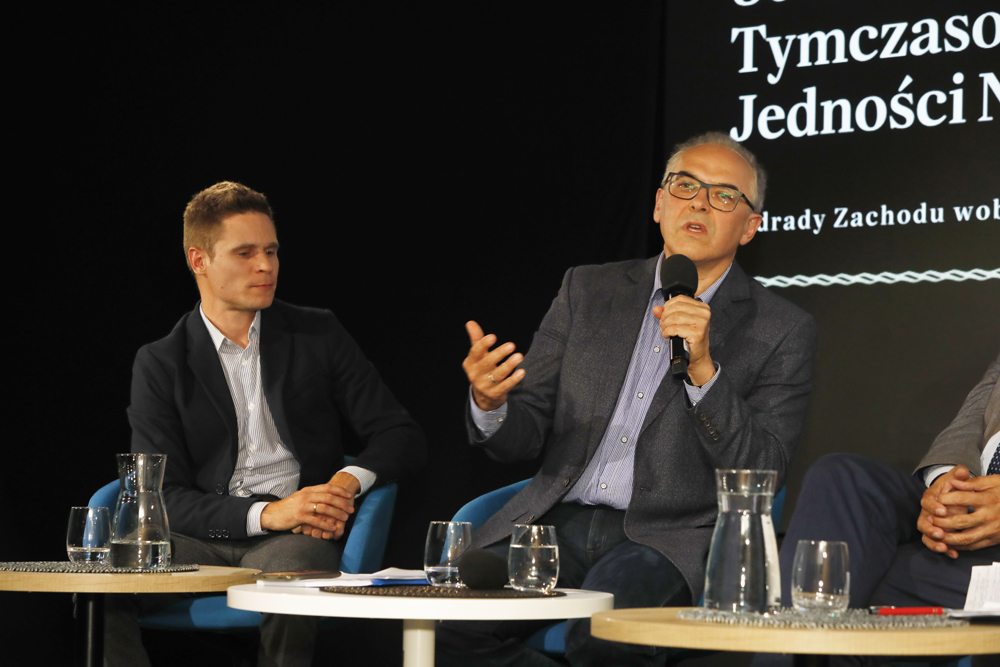 „80 lat od utworzenia Tymczasowego Rządu Jedności Narodowej i zdrady Zachodu wobec rządu londyńskiego” – dyskusja z ekspertami. Na zdj. od lewej: dr Michał Dworski i dr Maciej Korkuć – Warszawa, 23 czerwca 2025. Fot. Piotr Życieński (IPN)