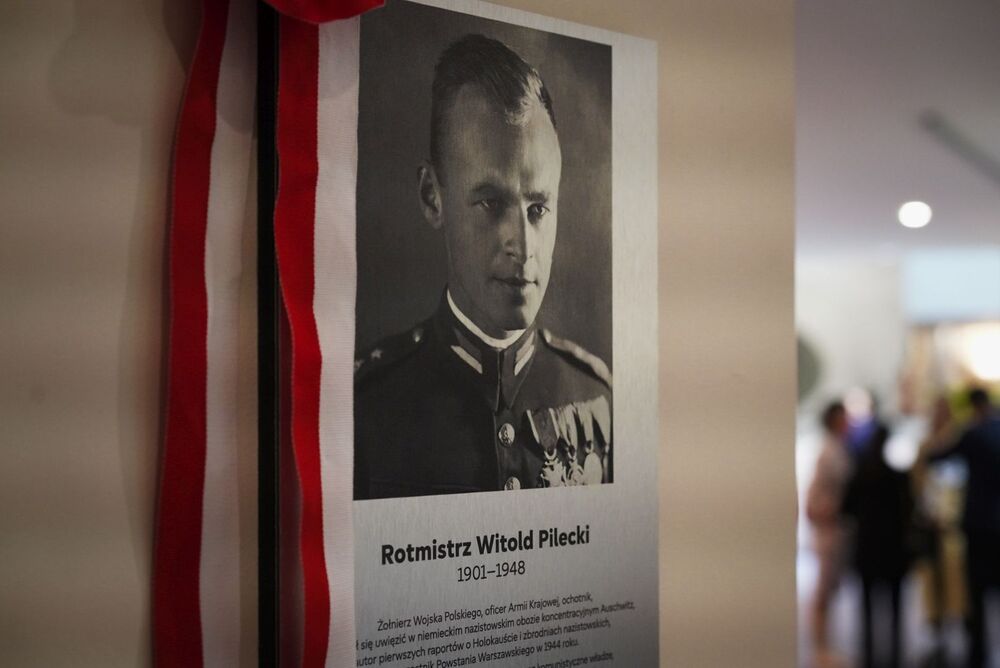 Odsłonięcie tablicy upamiętniającej rotmistrza Witolda Pileckiego w Parlamencie Europejskim – Bruksela, 24 czerwca 2025. Fot. Mateusz Niegowski (IPN)