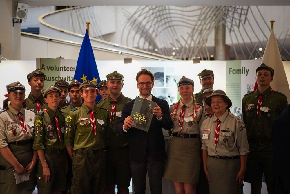 Odsłonięcie tablicy upamiętniającej rotmistrza Witolda Pileckiego w Parlamencie Europejskim – Bruksela, 24 czerwca 2025. Fot. Mateusz Niegowski (IPN)