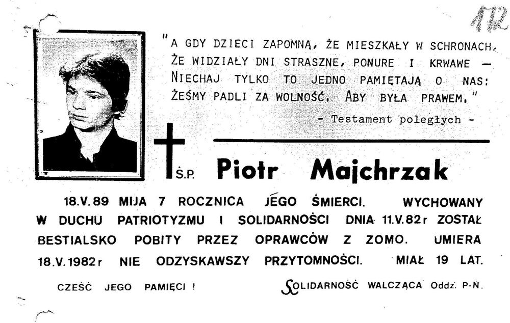 Klepsydra śp. Piotra Majchrzaka. Druk przygotowany w 1989 r. przez oddział poznański Solidarności Walczącej, przypominający o 7. rocznicy jego śmierci. Matka zmarłego, Teresa Majchrzak, była działaczką opozycji antykomunistycznej należącą do tejże organizacji (z zasobu IPN)