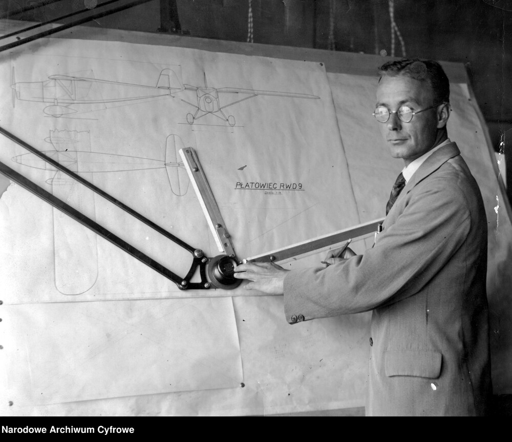 Jerzy Drzewiecki, inżynier i konstruktor lotniczy przy desce kreślarskiej - fotografia sytuacyjna. Fot. NAC
