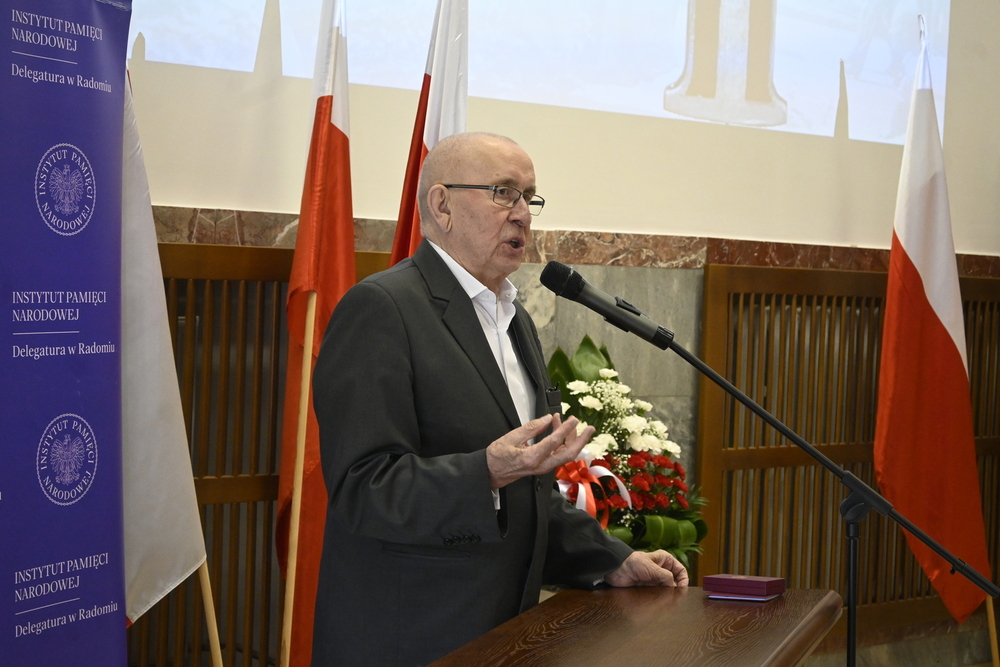 Uroczystość wręczenia Krzyży Wolności i Solidarności byłym działaczom opozycji antykomunistycznej. Na zdj. brat odznaczonego, Andrzej Czuma – Radom, 25 czerwca 2025. Fot. Natalia Wziątek (IPN)