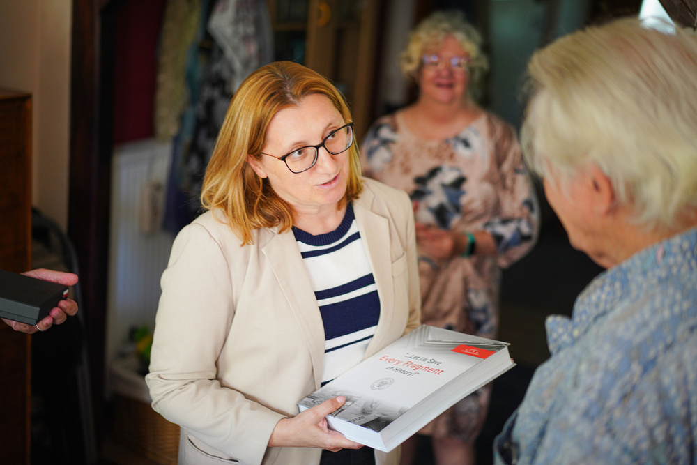 79. urodziny Wiesława Kęcika – działacza opozycji niepodległościowej w PRL. Na zdj. dyrektor Archiwum IPN Marzena Kruk – Warszawa, 1 lipca 2025. Fot. Mateusz Niegowski (IPN)