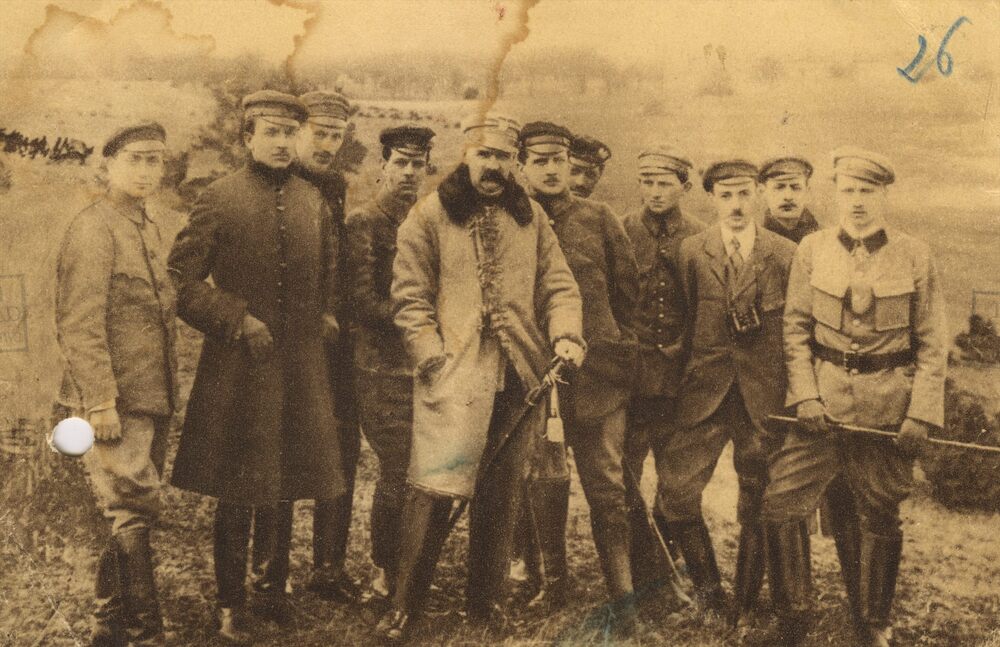 Brygadier Józef Piłsudski wśród Komendy Naczelnej P.O.W w czasie ćwiczeń polowych w Zielonej koło Warszawy. Stoją od lewej: Karol Lilienfeld, Tadeusz Kasprzycki, Bogusław Miedziński, Janusz Gąsiorowski, Józef Piłsudski, Jan Opieliński, Henryk Krok-Paszkowski, Wacław Denhof-Czarnocki, Wacław Jędrzejewicz, Janusz Jędrzejewicz, Stefan Pomarański. Fot. AIPN