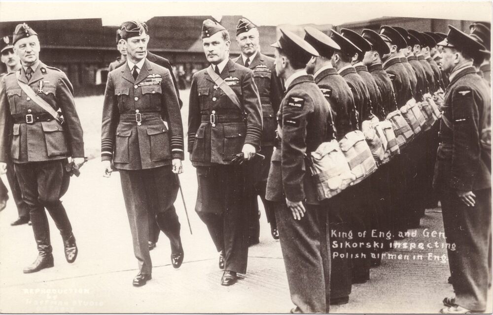 Król Anglii Jerzy VI i gen. Władysław Sikorski w czasie wizytacji polskich oddziałów lotniczych. Fot: oryginał przechowywany w SWAP, źródło: AIPN.