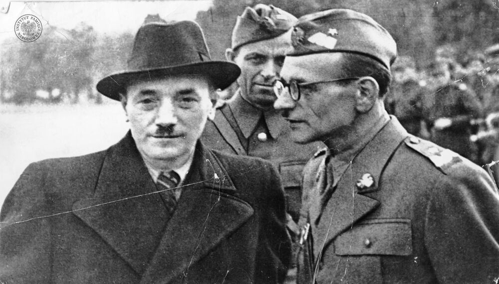 Spotkanie Bolesława Bieruta z Franciszkiem "Witoldem" Jóźwiakiem - Komendanta Głównego MO. Za nimi widoczni oficerowie oraz funkcjonariusze MO. Fot. AIPN