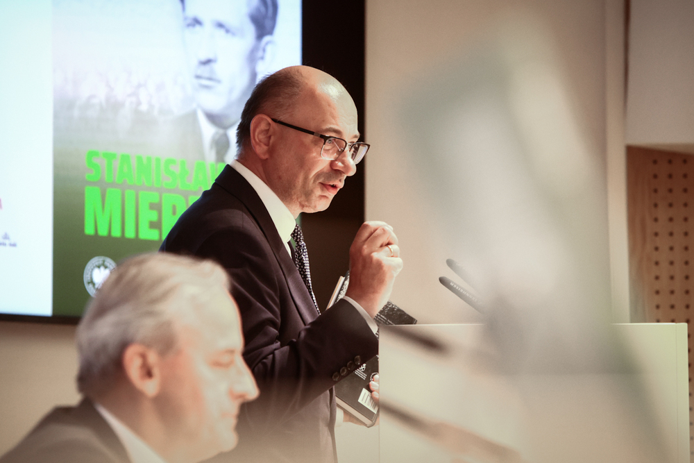 Dyskusja o albumie „Stanisław Mierzwa 1905–1985”. Na zdj. zastępca prezesa IPN dr Mateusz Szpytma – Warszawa, 3 lipca 2025. Fot. Sławek Kasper (IPN)