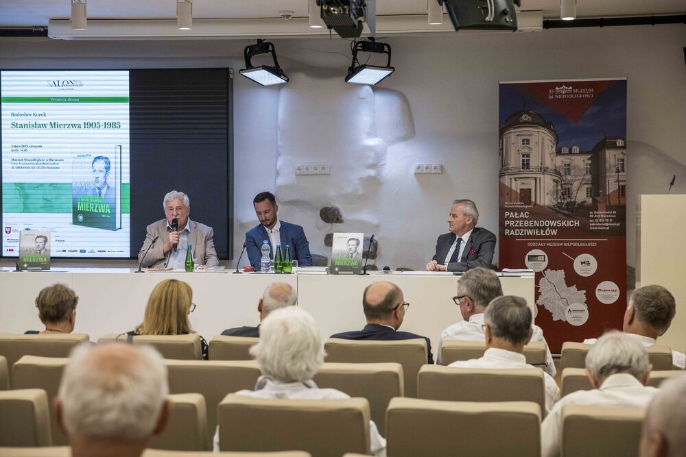 Dyskusja o albumie „Stanisław Mierzwa 1905–1985” – Warszawa, 3 lipca 2025. Fot. Katarzyna Adamów (AIPN)
