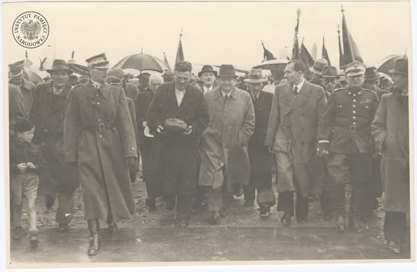 Stanisław Mikołajczyk (w centrum, w płaszczu i kapeluszu) i gen. Karol Świerczewski (pierwszy od prawej w mundurze) na lotnisku w Poznaniu, 5 lipca 1945 r. (fot. z zasobu AIPN)