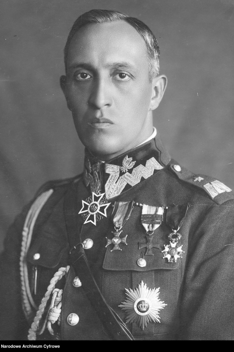 Generał Gustaw Orlicz-Dreszer na fotografii portretowej, 1930 r. (NAC)