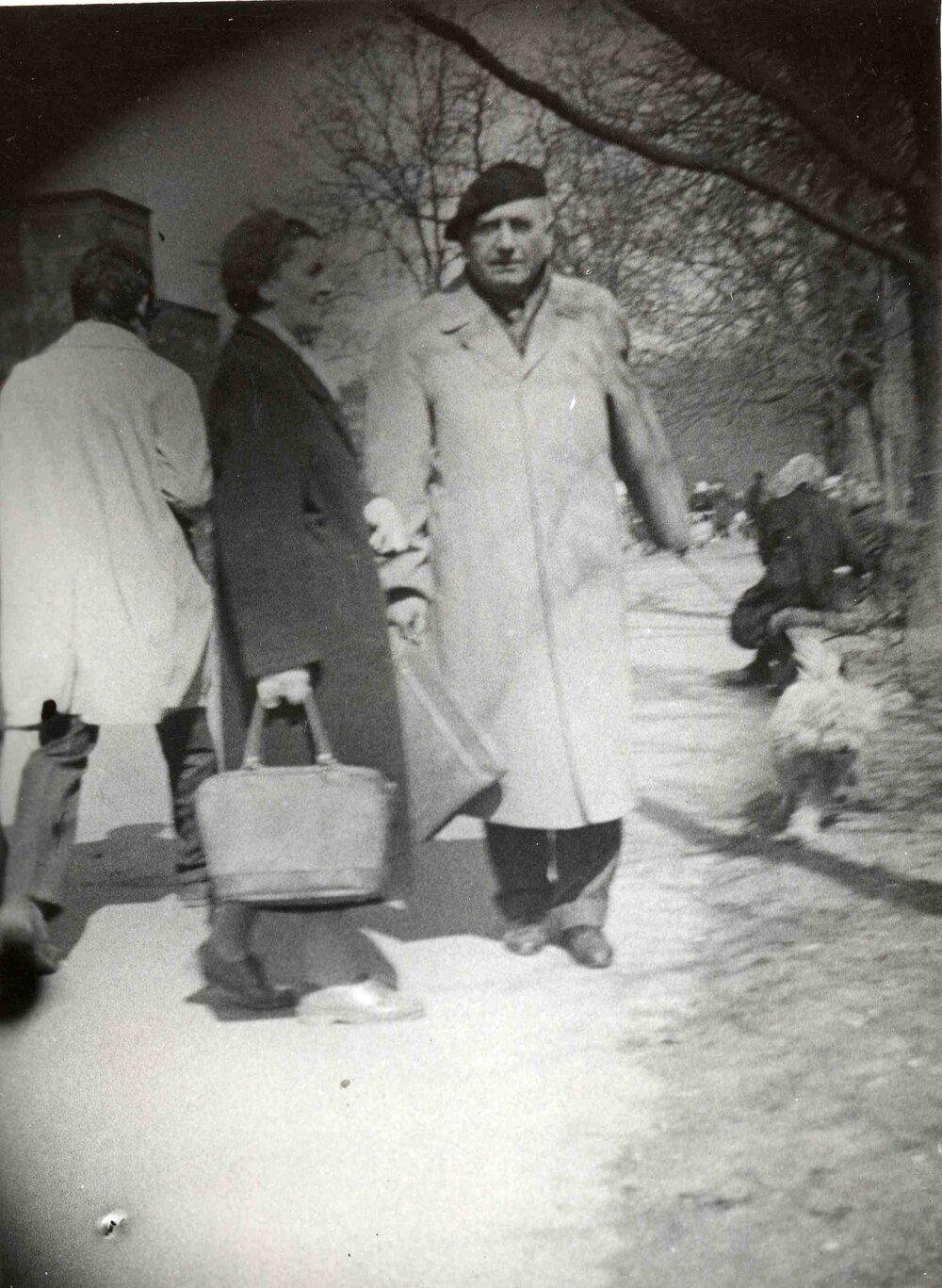 Prof. Roman Ingarden i prof. Danuta Gierula na Plantach. Zdjęcie operacyjne z obserwacji. Fot. AIPN