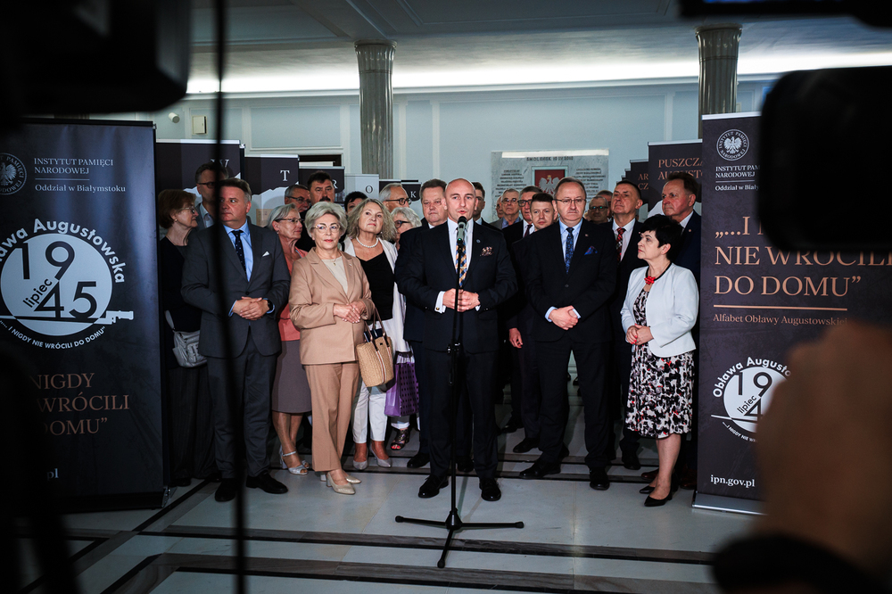 W Sejmie zaprezentowaliśmy wystawę IPN „I nigdy nie wrócili do domu. Alfabet Obławy Augustowskiej” – Warszawa, 9 lipca 2025. Fot. Sławek Kasper (IPN)