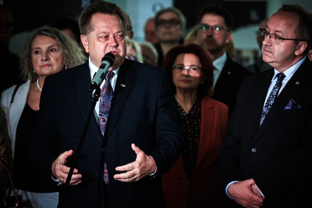 W Sejmie zaprezentowaliśmy wystawę IPN „I nigdy nie wrócili do domu. Alfabet Obławy Augustowskiej”. Na zdj. poseł na Sejm RP Jarosław Zieliński – Warszawa, 9 lipca 2025. Fot. Sławek Kasper (IPN)