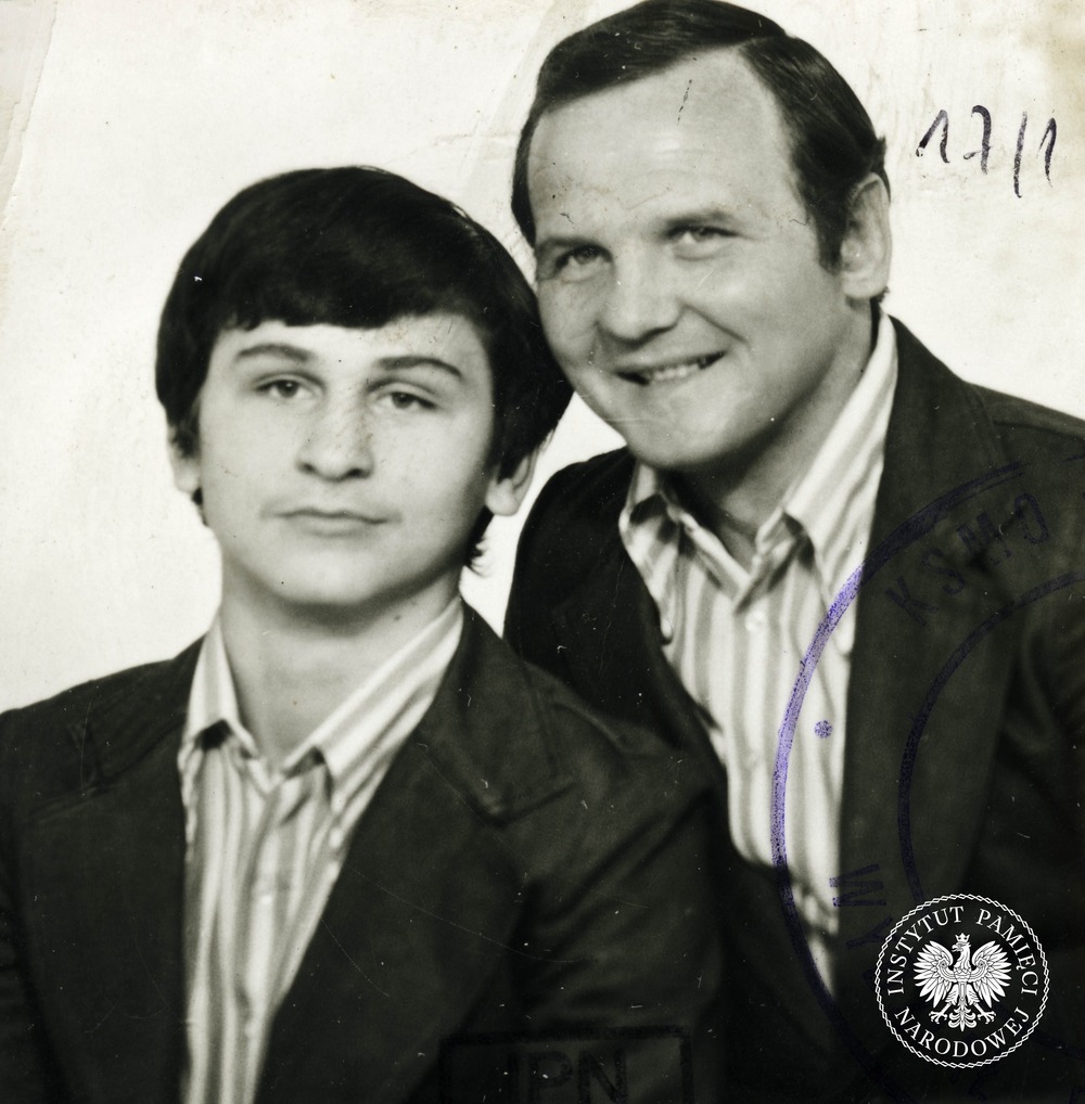 Fotografia Jerzego Kuleja z synem Waldemarem z akt paszportowych (fot. z zasobu IPN)