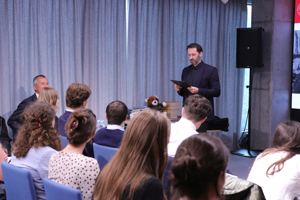 Wizyta studentów z Royal Association Olivaint Conference of Belgium w Instytucie Pamięci Narodowej. Na zdj. (P) zastępca dyrektora BWM IPN dr Mateusz Marek – Warszawa, 9 lipca 2025. Fot. Agnieszka Szajewska (IPN)