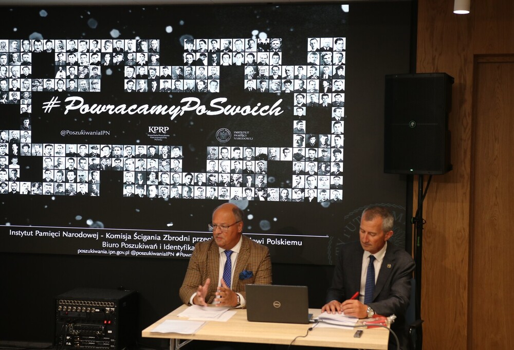 Wizyta studentów z Royal Association Olivaint Conference of Belgium w Instytucie Pamięci Narodowej. Na zdj. prok. Robert Janicki (L) i Sławomir Bardski, BWM IPN (P) – Warszawa, 9 lipca 2025. Fot. Agnieszka Szajewska (IPN)