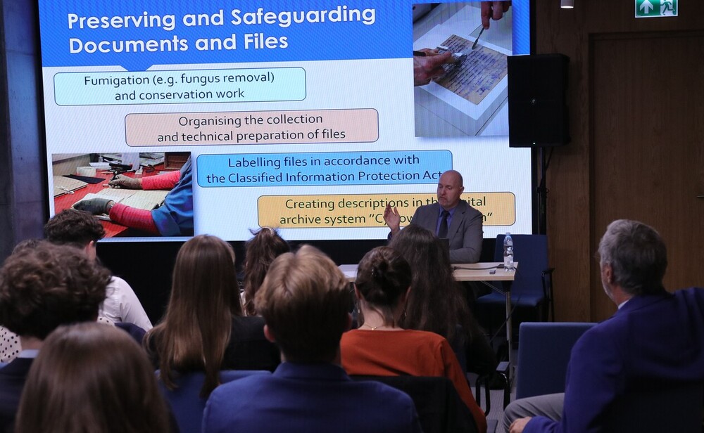 Wizyta studentów z Royal Association Olivaint Conference of Belgium w Instytucie Pamięci Narodowej. Na zdj. dr Marcin Majewski, AIPN – Warszawa, 9 lipca 2025. Fot. Agnieszka Szajewska (IPN)