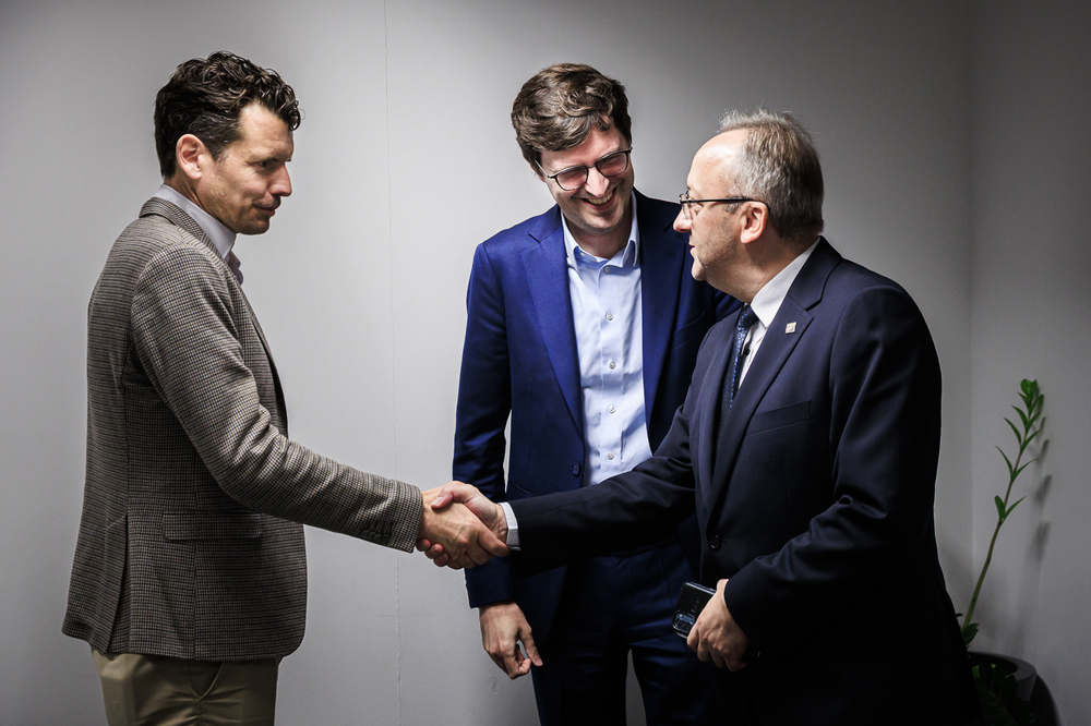 Delegacja z Flandrii z wizytą w Instytucie Pamięci Narodowej. Na zdj. od lewej: Frederik Claerbout, dyrektor Departamentu ds. Koordynacji Strategii i Komunikacji w Departamencie Kancelarii i Spraw Zagranicznych Rządu Flamandzkiego, Matthias De Moor, Przedstawiciel Generalny Flandrii i zastępca prezesa IPN dr hab. Karol Polejowski – Warszawa, 10 lipca 2025. Fot. Sławek Kasper (IPN)