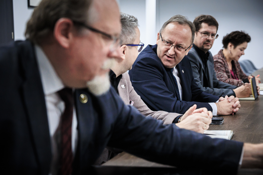 Delegacja z Flandrii z wizytą w Instytucie Pamięci Narodowej. Na zdj. od lewej: dyrektor BUWiM Adam Siwek, dyrektor BBH dr Sebastian Pilarski, zastępca prezesa IPN dr hab. Karol Polejowski, naczelnik Wydziału Anglojęzycznych Mediów Społecznościowych BWM Przemysław Janiga i naczelnik Wydziału Reagowania na Dyfamacje BWM dr Dorota Lewsza – Warszawa, 10 lipca 2025. Fot. Sławek Kasper (IPN)