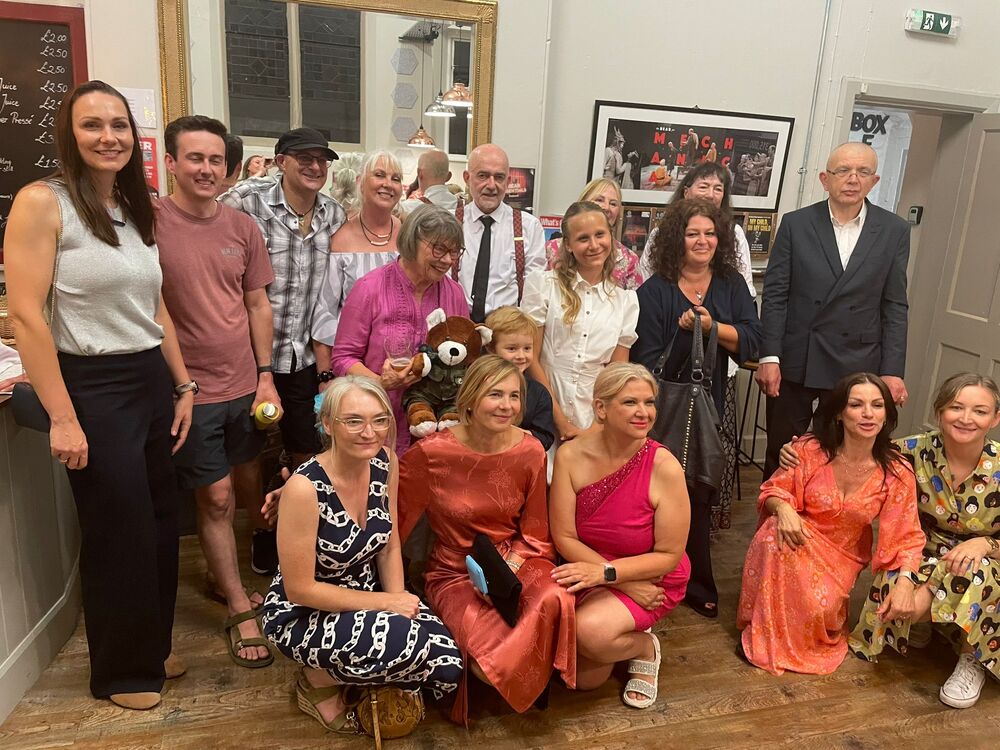 Prezentacja wystawy IPN „Szlaki Nadziei. Odyseja Wolności” towarzyszącej inscenizacji sztuki „My Child, Oh My Child” Danny'ego Masewicza – Bear Pit Theatre, Stratford-upon-Avon, 9–12 lipca 2025. Fot. Copernicana