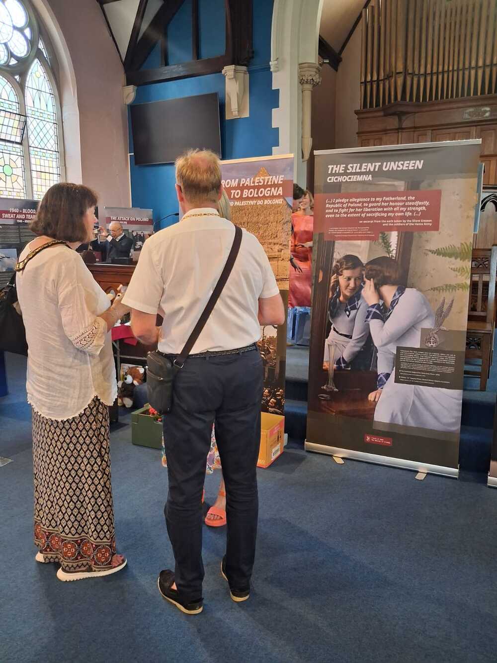 Prezentacja wystawy IPN „Szlaki Nadziei. Odyseja Wolności” towarzyszącej inscenizacji sztuki „My Child, Oh My Child” Danny'ego Masewicza – Bear Pit Theatre, Stratford-upon-Avon, 9–12 lipca 2025. Fot. Blanka Kamińska-Pienkos (IPN)