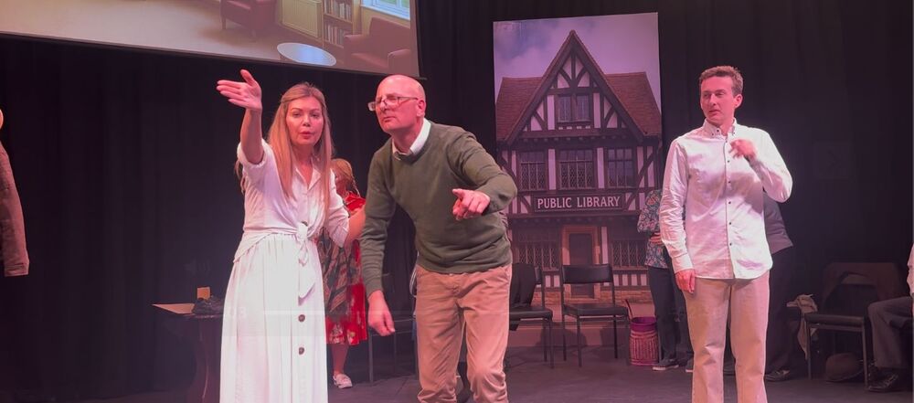 Prezentacja wystawy IPN „Szlaki Nadziei. Odyseja Wolności” towarzyszącej inscenizacji sztuki „My Child, Oh My Child” Danny'ego Masewicza – Bear Pit Theatre, Stratford-upon-Avon, 9–12 lipca 2025. Fot. Blanka Kamińska-Pienkos (IPN)