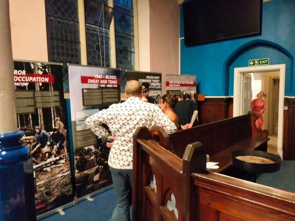 Prezentacja wystawy IPN „Szlaki Nadziei. Odyseja Wolności” towarzyszącej inscenizacji sztuki „My Child, Oh My Child” Danny'ego Masewicza – Bear Pit Theatre, Stratford-upon-Avon, 9–12 lipca 2025. Fot. Blanka Kamińska-Pienkos (IPN)