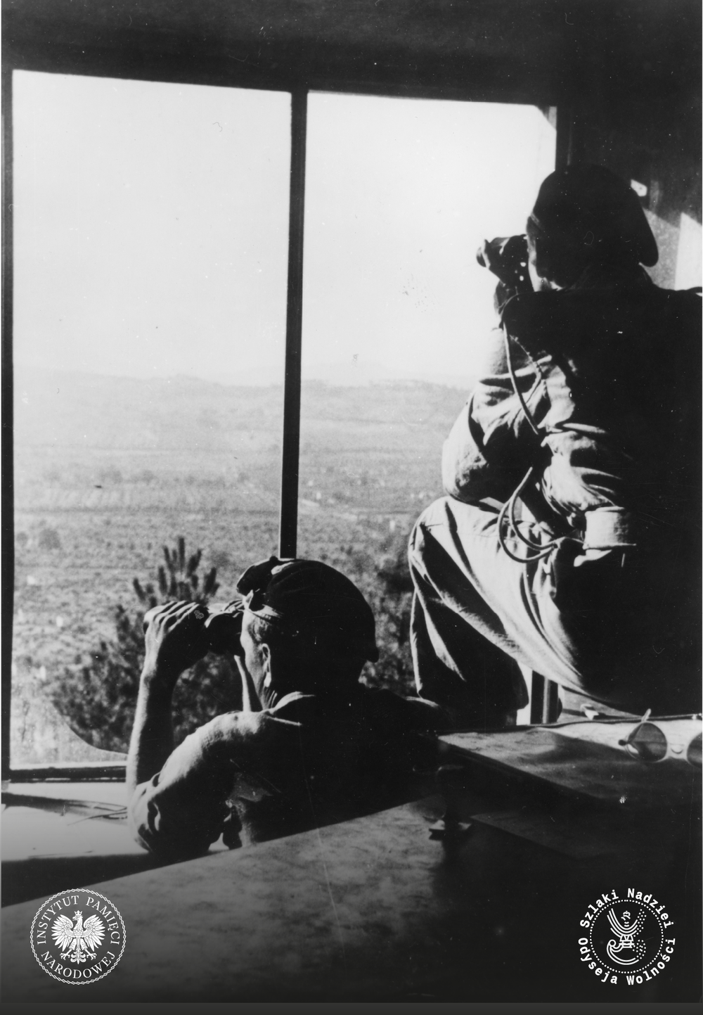Żołnierze 2. Korpusu Polskiego podczas walk o Osimo. Punkt obserwacyjny w Loreto, 1944 r. (fot NAC)