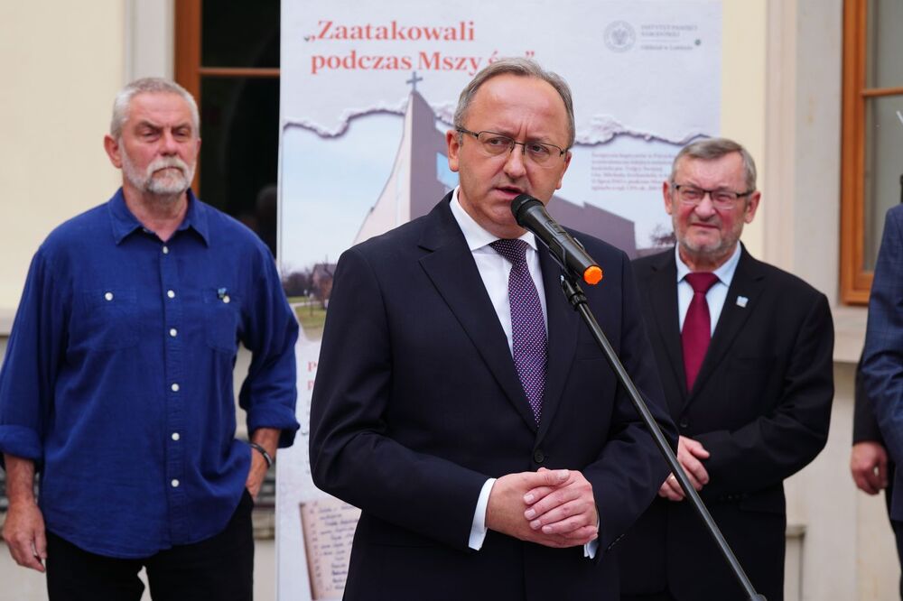 Prezentacja wystawy „Wołyń 1943. Ofiary, relacje, miejsca pamięci”. Na zdj. przemawia dr hab. Karol Polejowski, zastępca prezesa IPN – Tarnobrzeg, 15 lipca 2025. Fot. Dominik Borek (IPN)