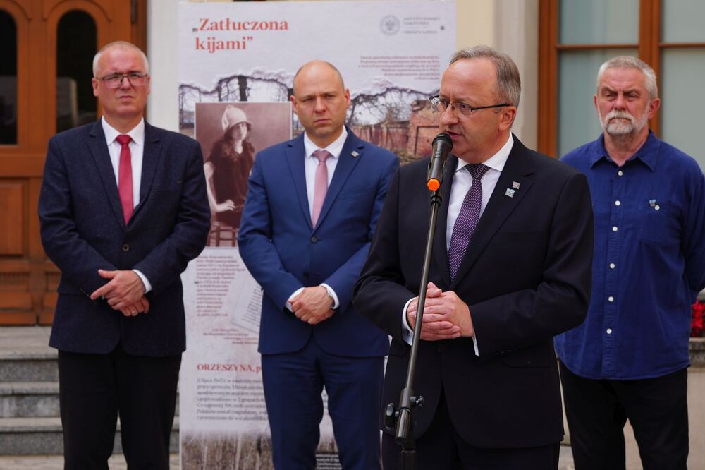 Prezentacja wystawy „Wołyń 1943. Ofiary, relacje, miejsca pamięci”. Na zdj. przemawia dr hab. Karol Polejowski, zastępca prezesa IPN – Tarnobrzeg, 15 lipca 2025. Fot. Dominik Borek (IPN)