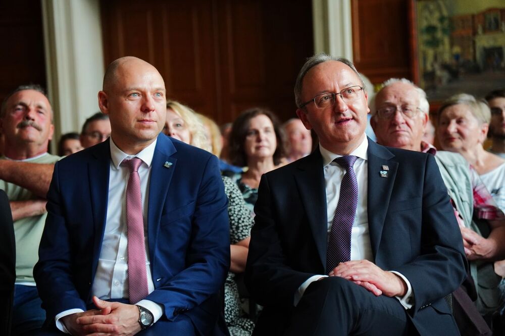 Prezentacja wystawy „Wołyń 1943. Ofiary, relacje, miejsca pamięci”. Na zdj. dr hab. Karol Polejowski (P) i dr Robert Derewenda, dyrektor IPN w Lublinie (L)  – Tarnobrzeg, 15 lipca 2025. Fot. Dominik Borek (IPN)