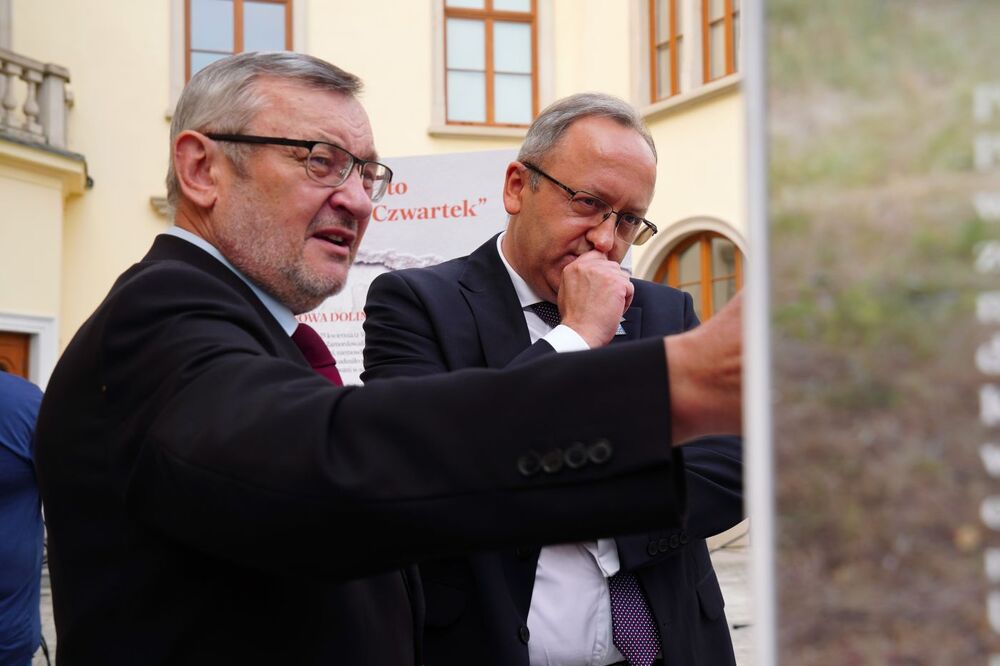 Prezentacja wystawy „Wołyń 1943. Ofiary, relacje, miejsca pamięci” Na zdj. dr hab. Karol Polejowski, zastępca prezesa IPN (P) i dr Leon Popek z IPN (L) – Tarnobrzeg, 15 lipca 2025. Fot. Dominik Borek (IPN)