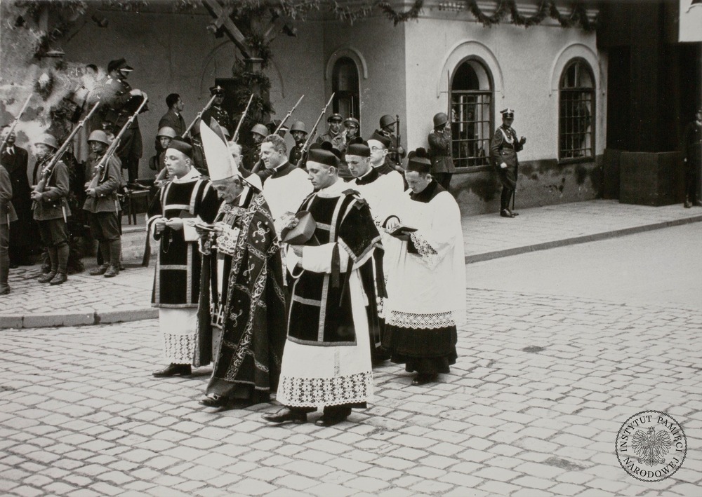 Uroczystości pogrzebowe Józefa Piłsudskiego w Krakowie. Abp Adam Stefan Sapieha w asyście duchowieństwa. Fot. AIPN