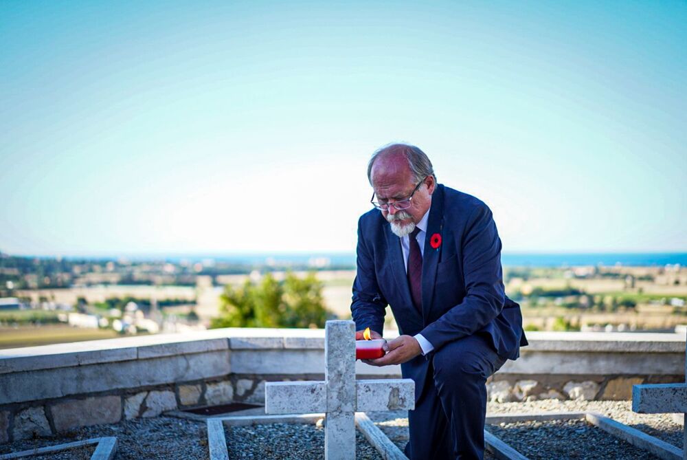 Dyrektor BUWiM IPN Adam Siwek zapalił znicz „ogień pamięci” przed grobem Zbigniewa Okulickiego – podporucznika, żołnierza 2 Korpusu Polskiego, syna gen. Leopolda Okulickiego ps. „Niedźwiadek – Loreto, 17 lipca 2025. Fot. Mateusz Niegowski (IPN)