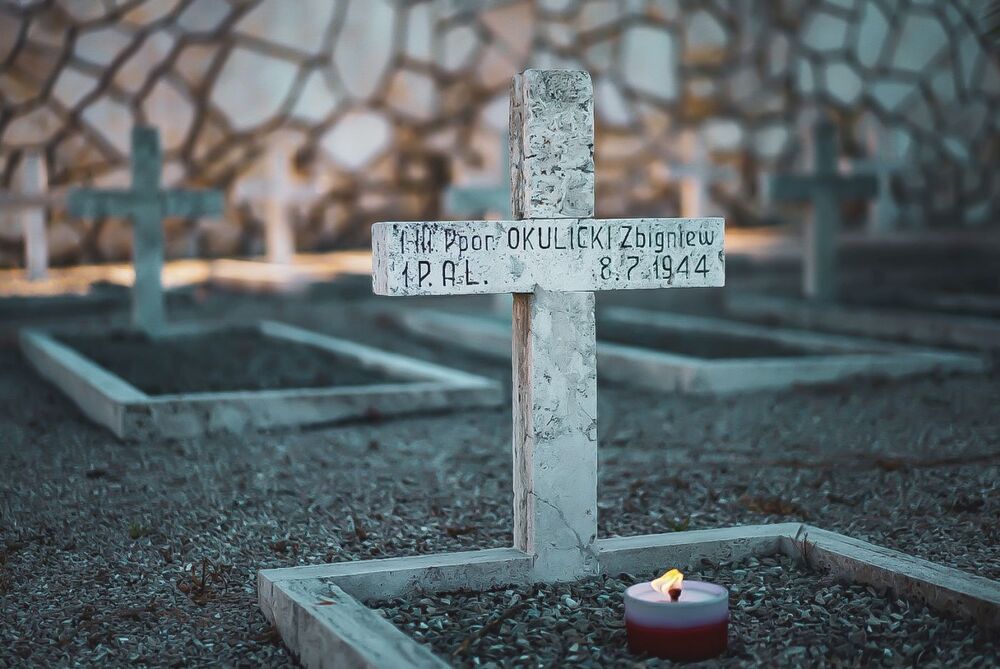 Dyrektor BUWiM IPN Adam Siwek zapalił znicz „ogień pamięci” przed grobem Zbigniewa Okulickiego – podporucznika, żołnierza 2 Korpusu Polskiego, syna gen. Leopolda Okulickiego ps. „Niedźwiadek – Loreto, 17 lipca 2025. Fot. Mateusz Niegowski (IPN)