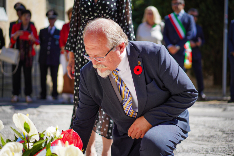 Dyrektor BUWiM Adam Siwek i Anna Maria Anders składają wieniec przed tablicą upamiętniającą wyzwolenie miasta przez 2 Korpus Polski – Ankona, 18 lipca 2025. Fot. Mateusz Niegowski (IPN)