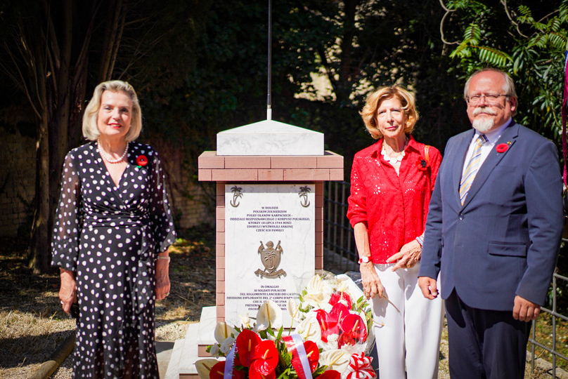 Dyrektor BUWiM Adam Siwek i Anna Maria Anders składają wieniec przy pomniku Karpatczyków – Ankona, 18 lipca 2025. Fot. Mateusz Niegowski (IPN)