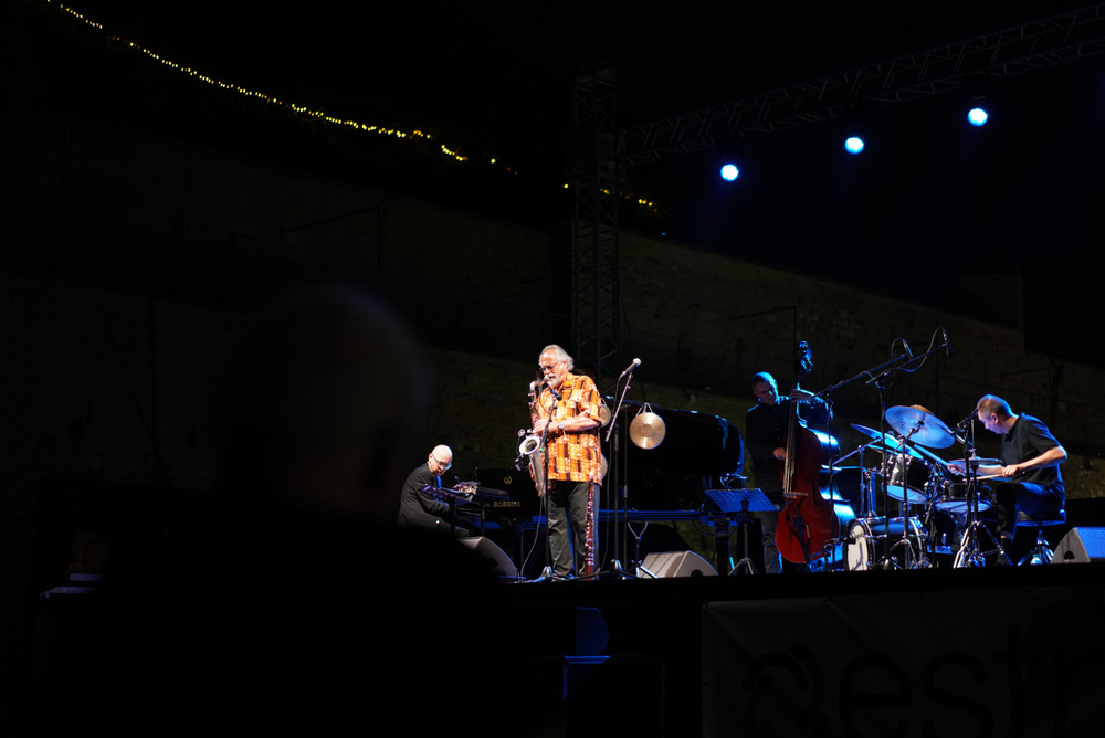 Koncert Joe Lovano i Marcin Wasilewski Trio w Amfiteatrze Rzymskim w Ankonie – 17 lipca 2025. Fot. Mateusz Niegowski (IPN)