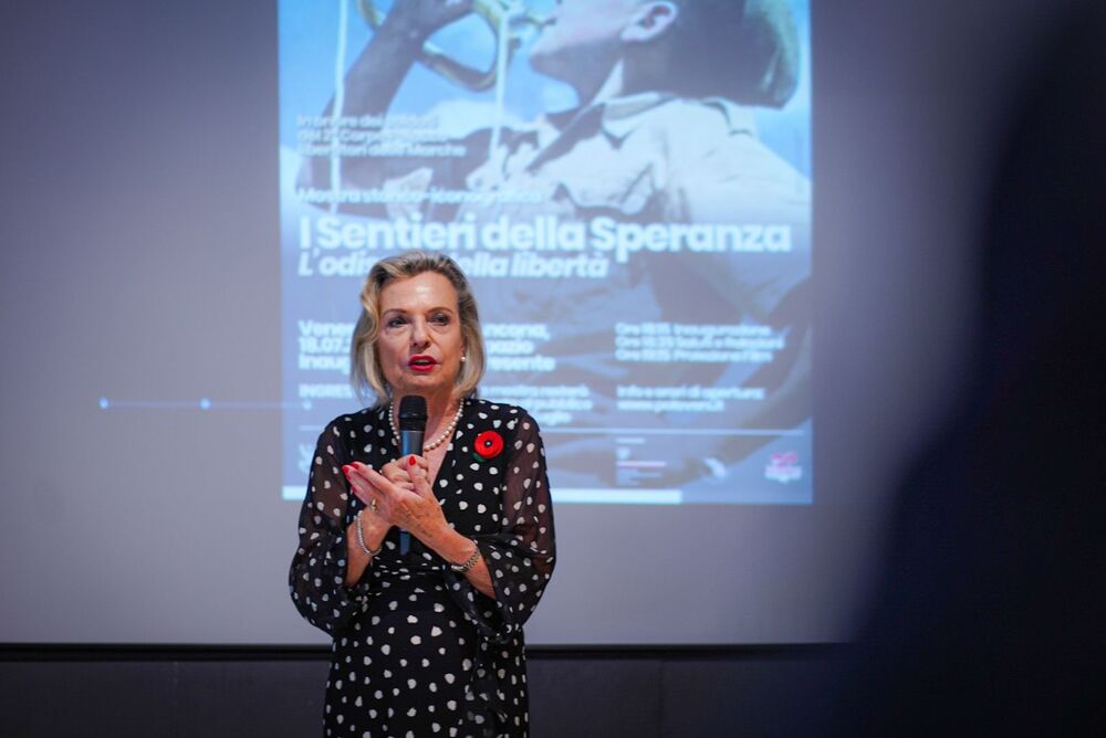 Otwarcie wystawy „Szlaki Nadziei. Odyseja Wolności” w Ankonie. Przemawia Anna Maria Anders, córka gen. Władysława Andersa – 18 lipca 2025. Fot. Mateusz Niegowski (IPN)