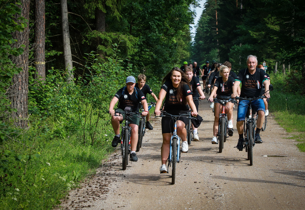 Uczestnicy VIII Rajdu Rowerowego Śladami Ofiar Obławy Augustowskiej – Giby. Fot. Paula Prudziłowicz (IPN)