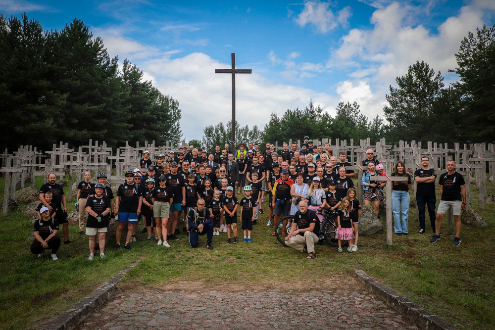 Uczestnicy VIII Rajdu Rowerowego Śladami Ofiar Obławy Augustowskiej – Giby. Fot. Paula Prudziłowicz (IPN)