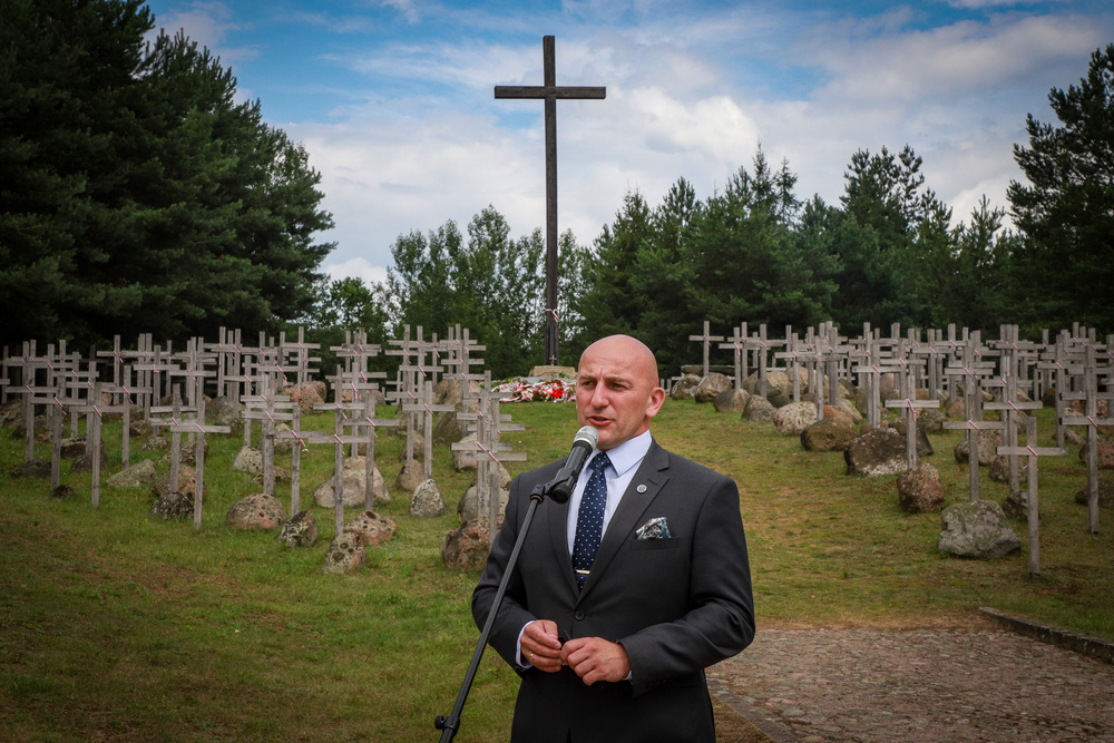 Uroczystości w 80. rocznicę Obławy Augustowskiej – Giby. Przemawia dr Marek Jedynak, dyrektor Oddziału Instytutu Pamięci Narodowej w Białymstoku. Fot. Paula Prudziłowicz (IPN)