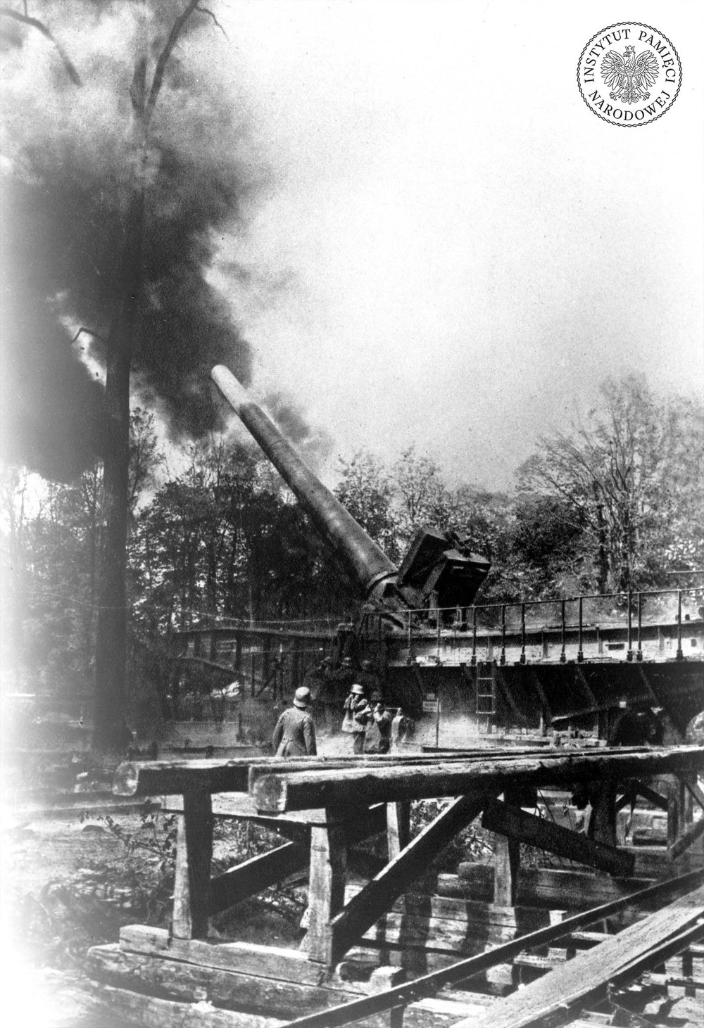 Niemiecka ciężka armata kolejowa kalibru 380 mm „Długi Max”. Przyjmuje się, że w czasie Wielkiej Wojny zastosowano ponad 600 dział kolejowych. Na szynowym podwoziu można było umieszczać najcięższe działa i zapewniać im mobilność. Maksymalny zasięg „Długiego Maksa” to ponad 47 km. Rekordzistą było niemieckie „działo paryskie”, które w 1918 r. z dystansu 128 km ostrzeliwało stolicę Francji (fot. z zasobu AIPN)