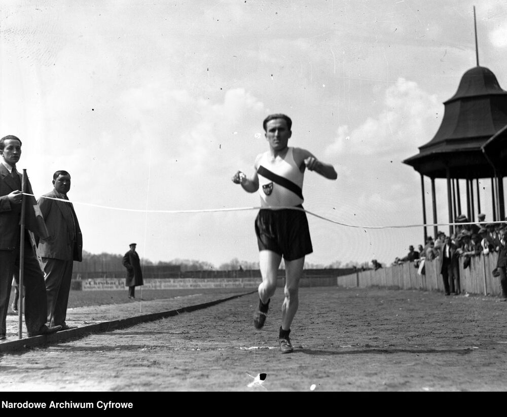 Lekkoatleta Janusz Kusociński przekracza linię mety. Rok 1931. Fot. NAC