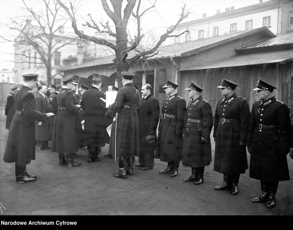 Obchody Święta Policji Państwowej w Krakowie. Wręczenie odznaczeń państwowych zasłużonym policjantom, 1937 r. (z zasobu NAC)