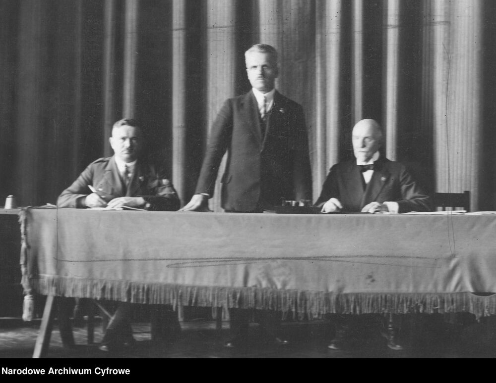 Prezydium zjazdu. Siedzą od lewej: naczelnik ZHP Stanisław Sedlaczek, przewodniczący zjazdu Tadeusz Strumiłło i przewodniczący ZHP Władysław Sołtan. Fot. NAC