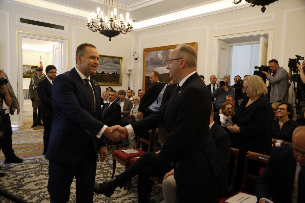 Uroczystość wręczenia not identyfikacyjnych. Na zdj. Prezydent elekt RP dr Karol Nawrocki, prezes IPN (L) i dr hab. Karol Polejowski (P), wiceprezes IPN – Warszawa, 24 lipca 2025. Fot. Krzysztof Kapłon (IPN)