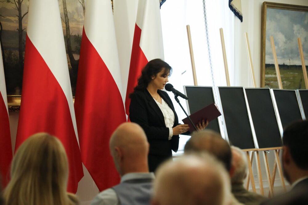 Uroczystość wręczenia not identyfikacyjnych. List Prezydenta RP Andrzeja Dudy odczytała Katarzyna Pawlak–Mucha, Podsekretarz Stanu w KPRP – Warszawa, 24 lipca 2025. Fot. Krzysztof Kapłon (IPN)